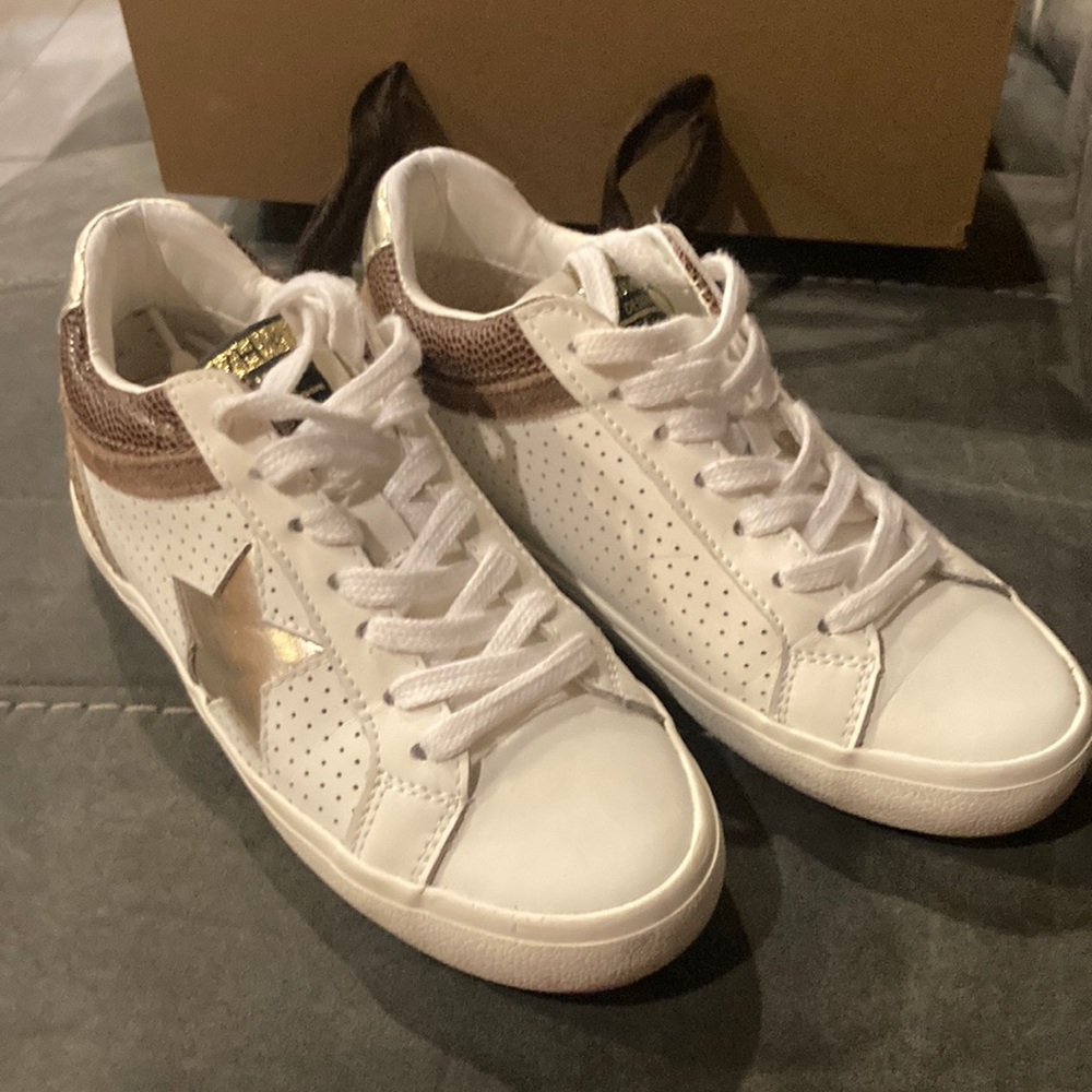 Vintage Havana bounce sneakers. Size 7. Worn only a few times. Like new!